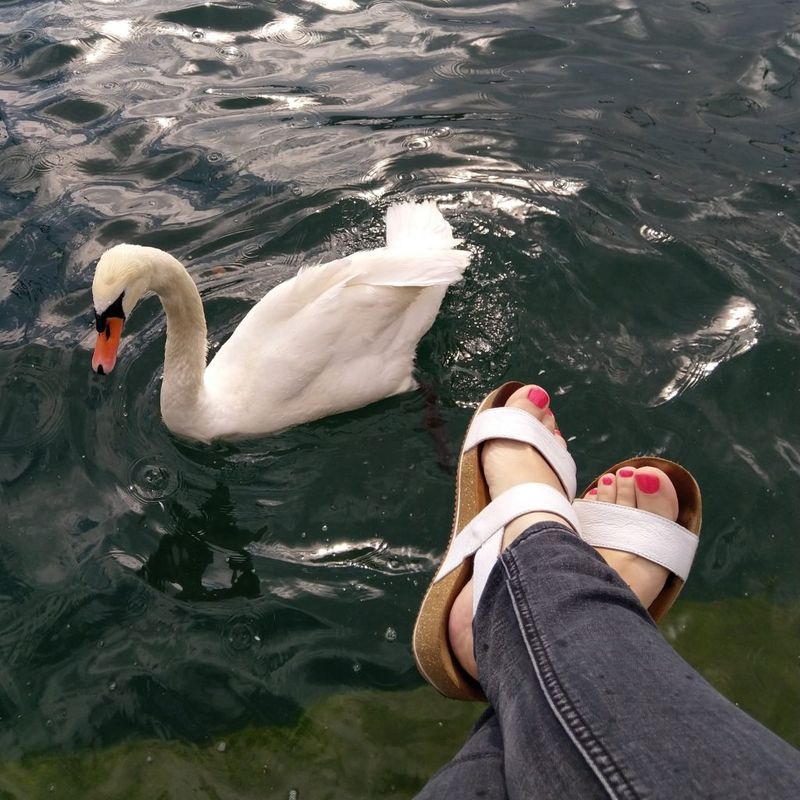 Lackierte Zehennägel am See